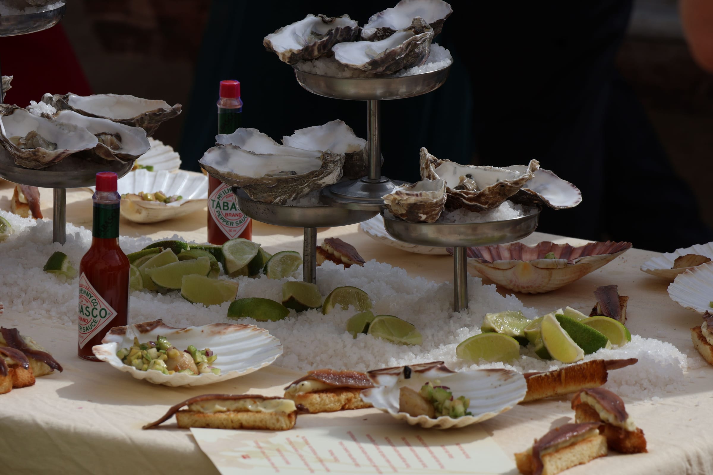 Mesa de buffet con ostras, salsas y panes