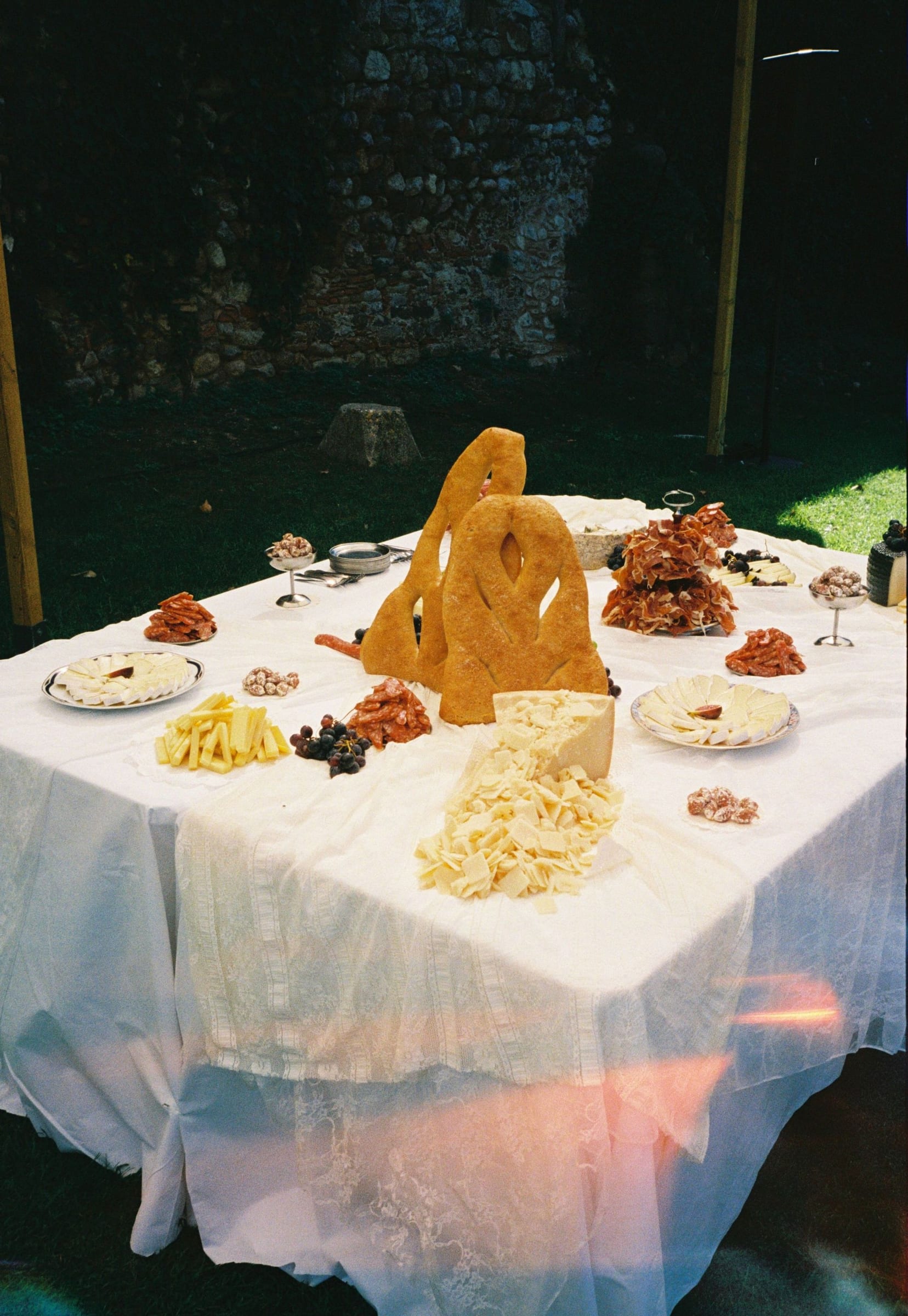 Mesa de postres y quesos con una escultura de caramelo