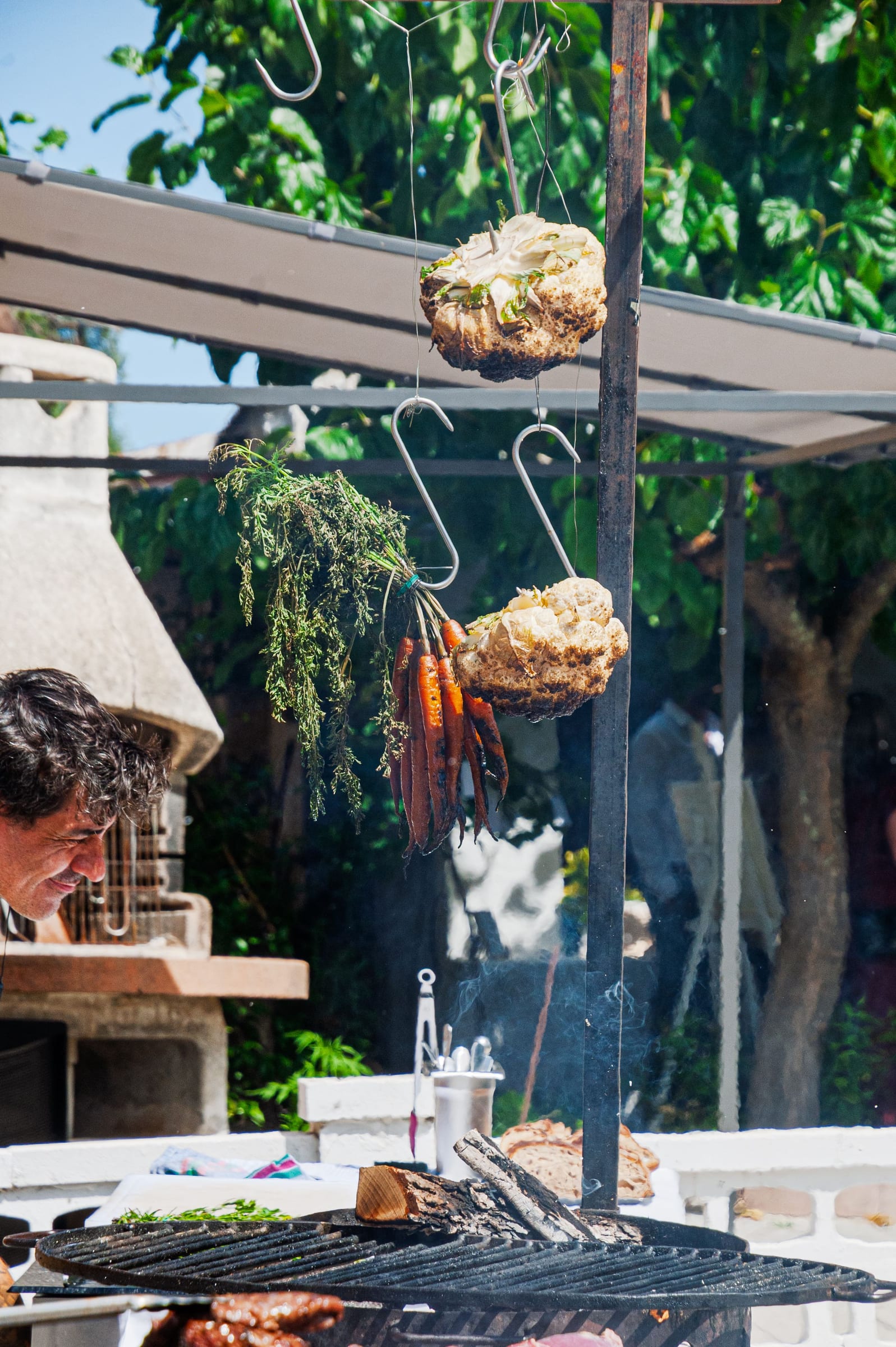 Embutidos colgados en una pérgola