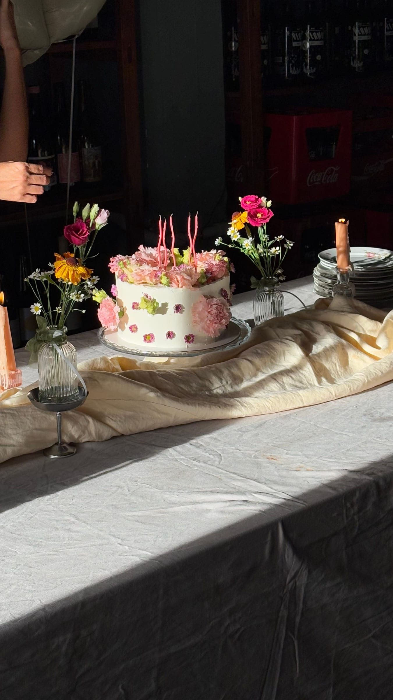 Tarta con flores sobre un mantel