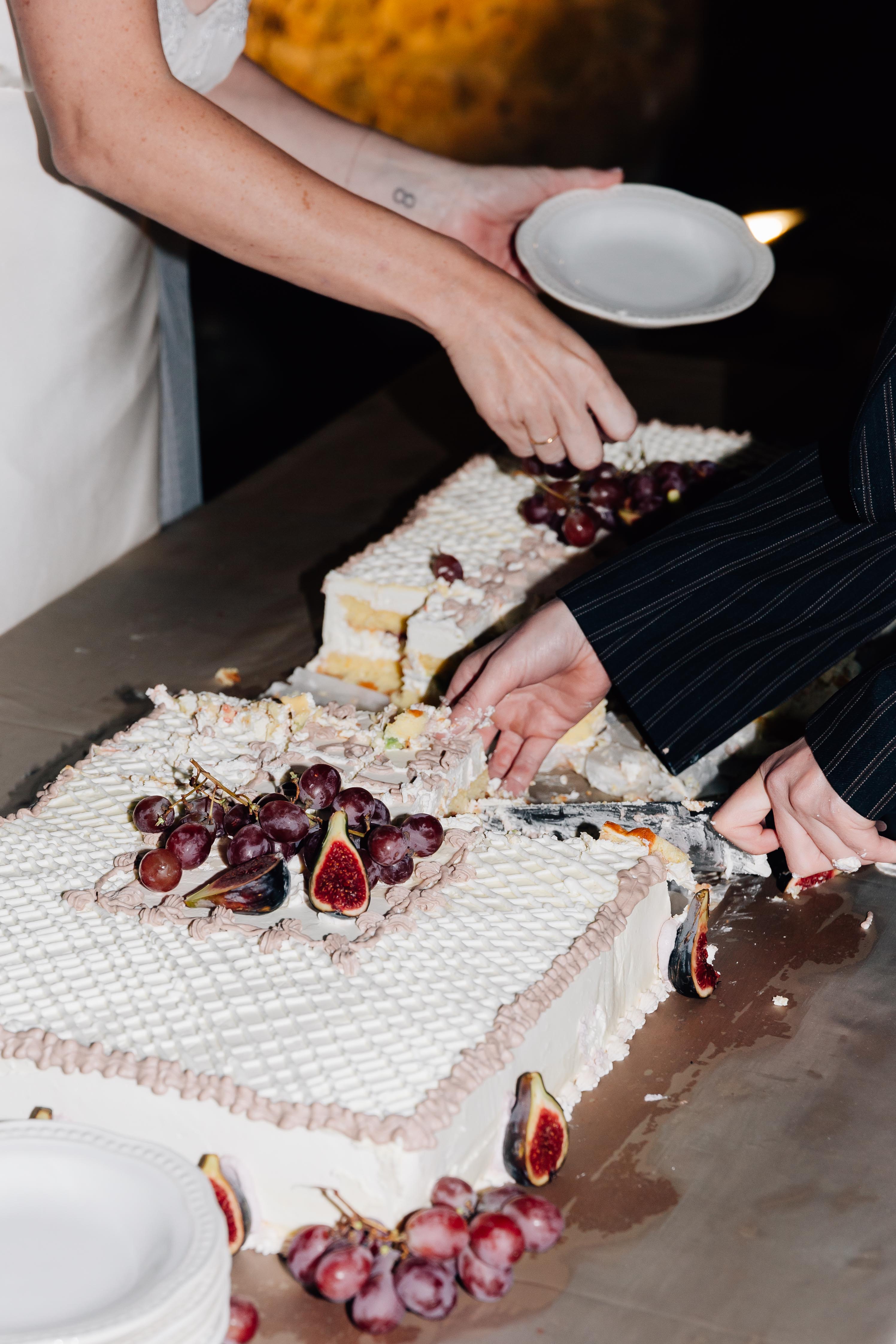Detalle del corte de tarta de boda con higos frescos