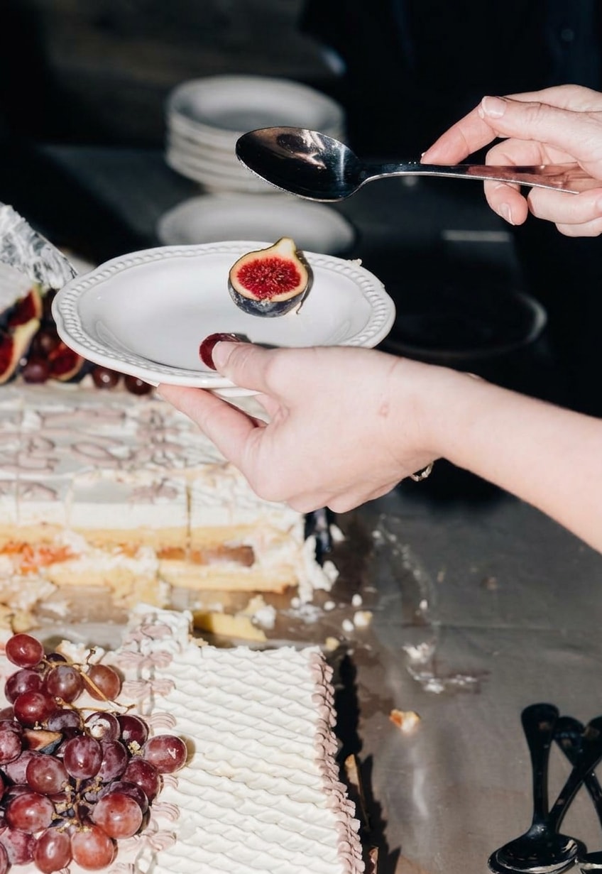 Emplatado y servicio de postres durante la velada