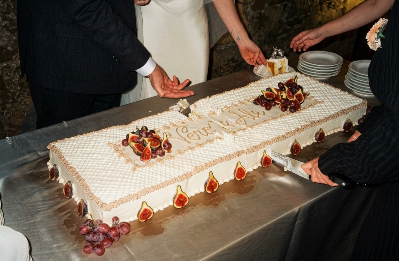 Novios cortando la tarta de boda entre risas y celebración