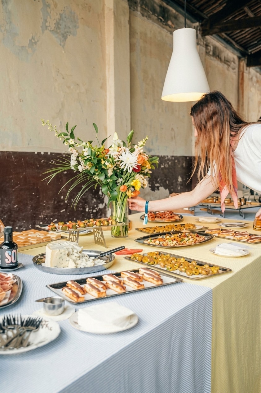 Brindis con copas de vino junto a la tarta de boda