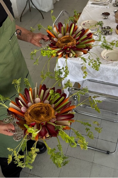 Atmósfera íntima con velas y detalles en la mesa de boda